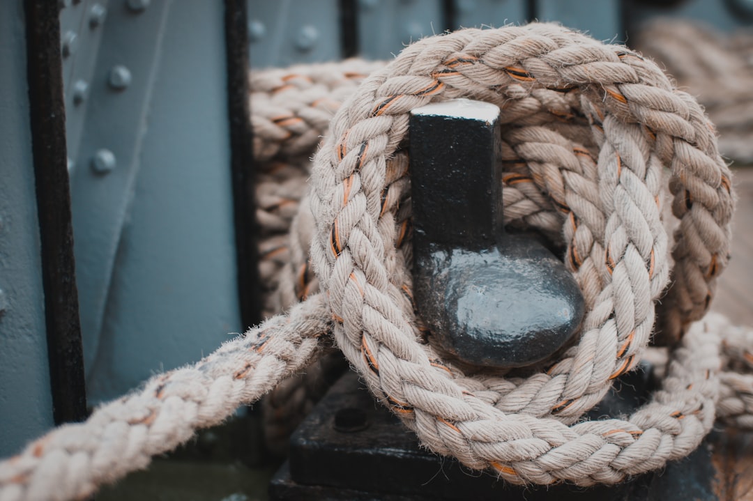 anchoring bias - Anchoring Bias: Como o Viés de Ancoragem Afeta Decisões de Investimento em Criptomoedas e Como Mitigá‑lo