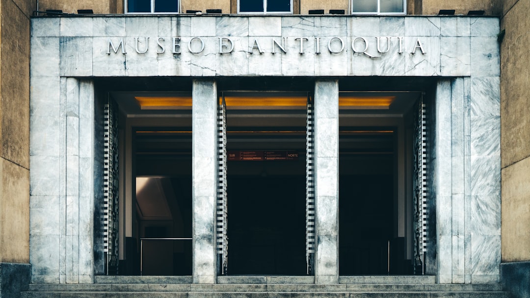 Como as instituições financeiras estão adotando cripto - Como as instituições financeiras estão adotando cripto: tendências, desafios e oportunidades