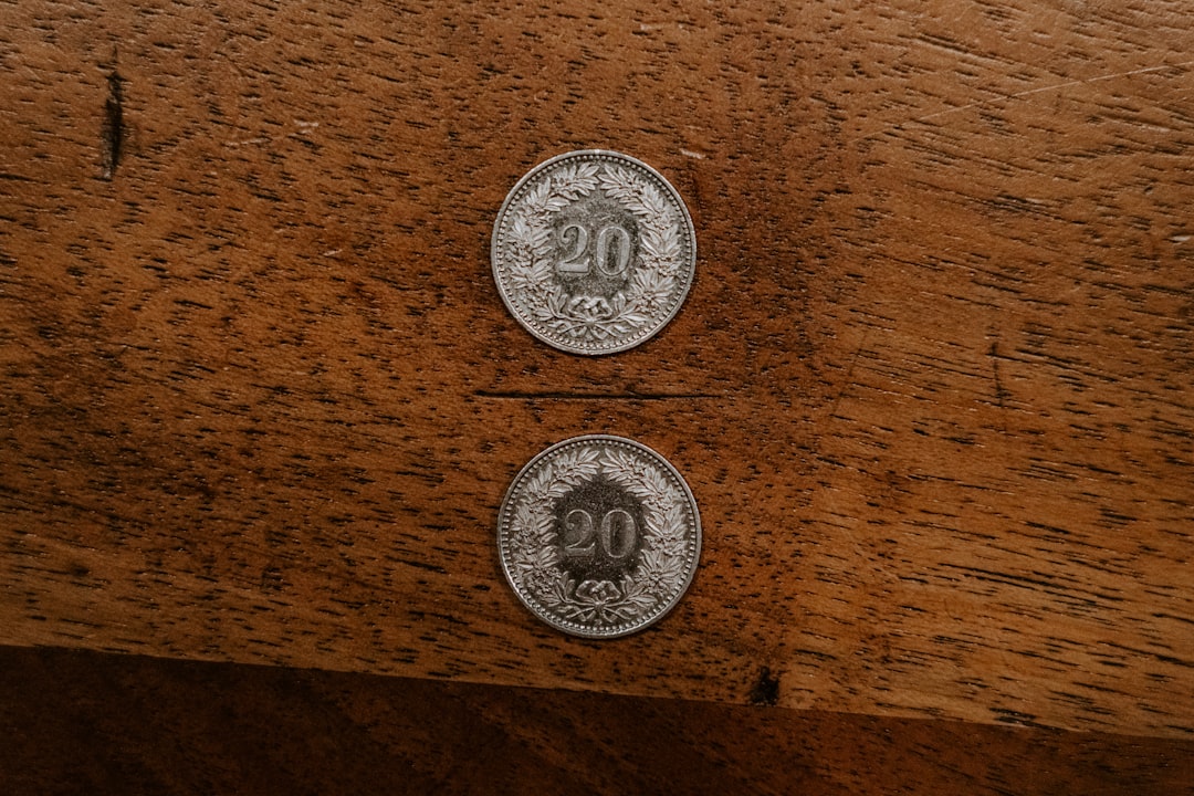 Por que as pessoas preferem comprar um token inteiro de 1 dólar do que 0.001 de um token de 1000 dólares - token contrast