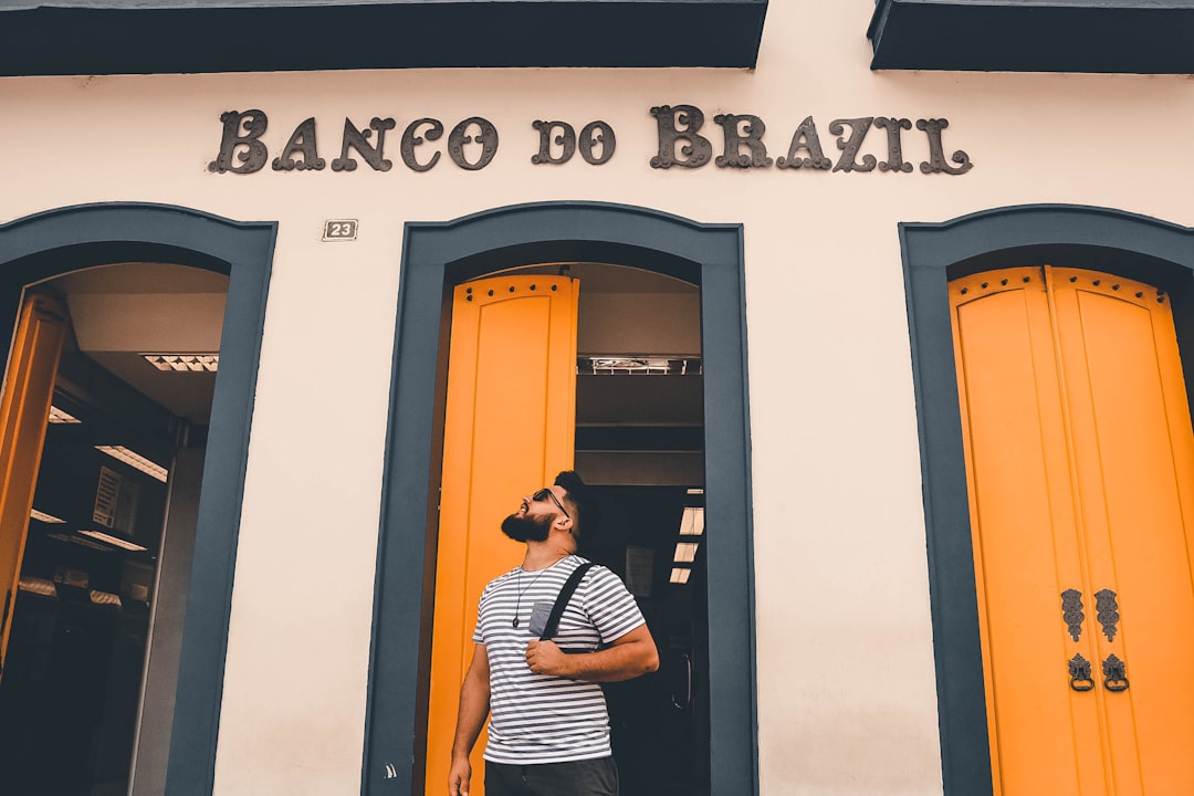 Descubra a corretora de criptomoedas brasileira que oferece negociação gratuita e educação financeira - resources designed