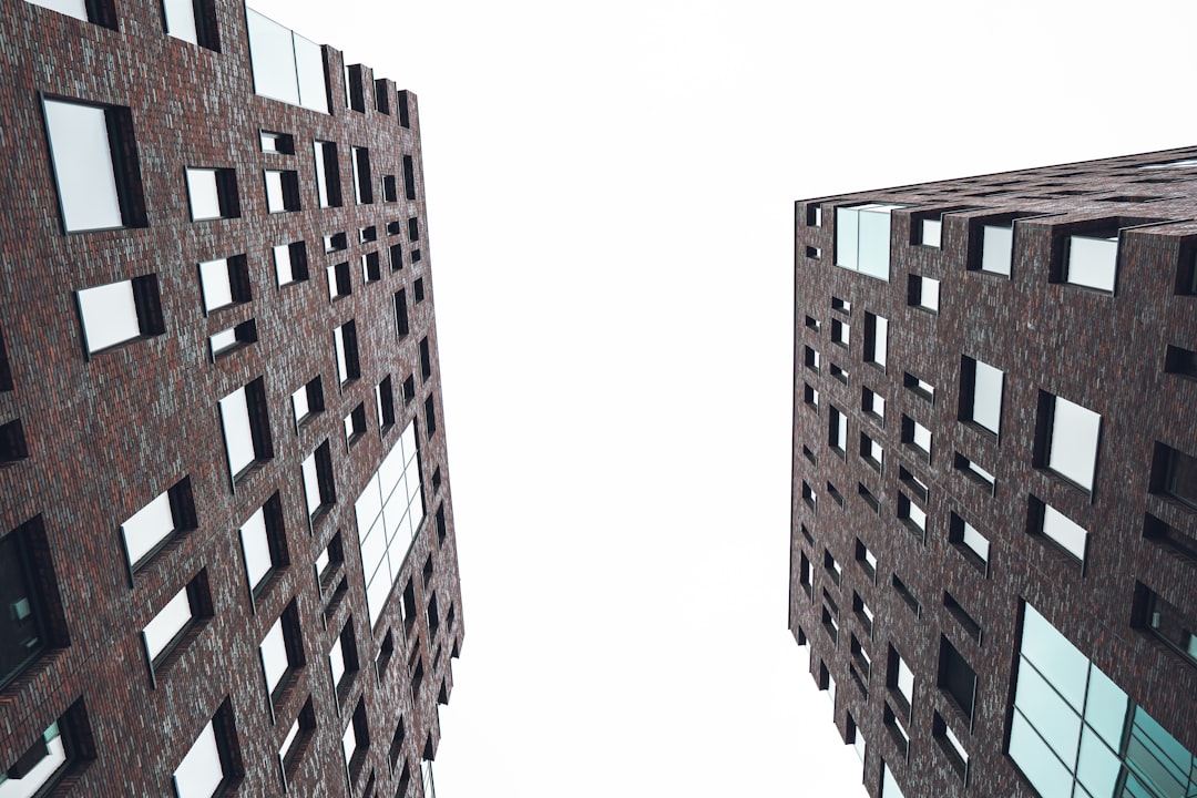 DAI stablecoin descentralizada - architecture contrasts