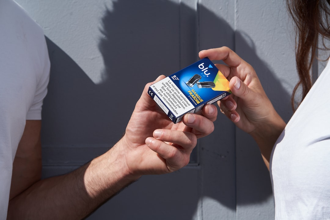 Cartão Binance: Como Pedir, Ativar e Usar para Gastar Suas Criptos - card hand