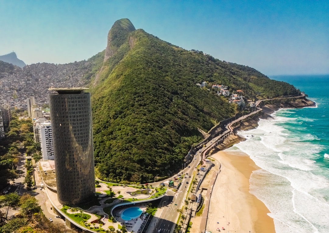 A corretora de criptomoedas brasileira com zero taxas para negociações globais - brokerage operates