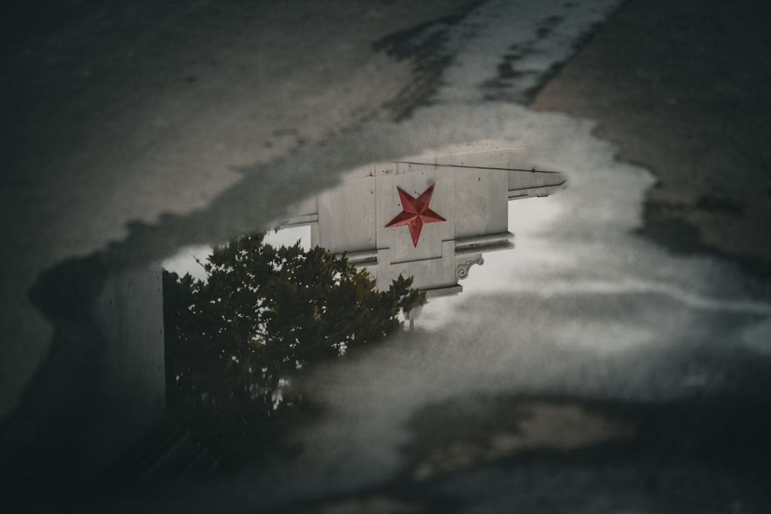 O que é a "captura de estado" (state capture) por governos ou grandes corporações - O que é a "captura de estado" (state capture) por governos ou grandes corporações – Guia Completo